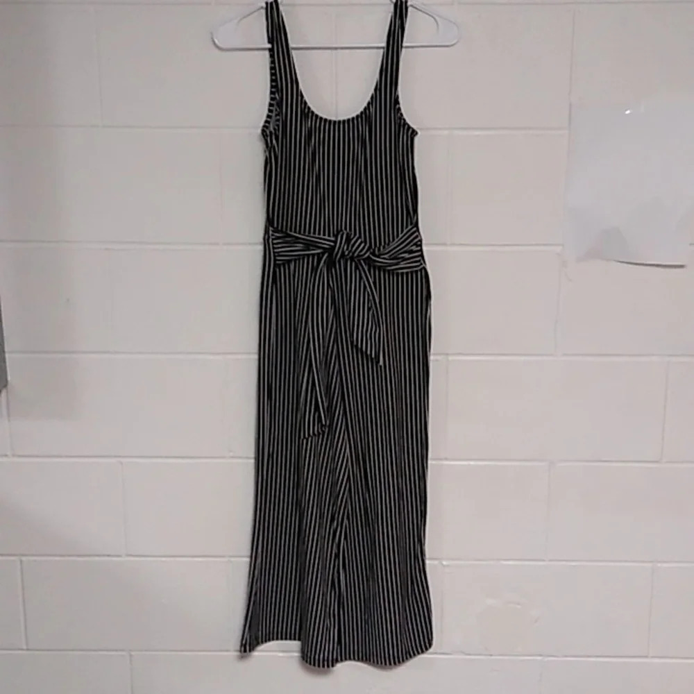 CHARLOTTE RUSSE WIDE LEG CROP, STRETCHY, SCOOPNECK, SLEEVLESS JUMPSUIT